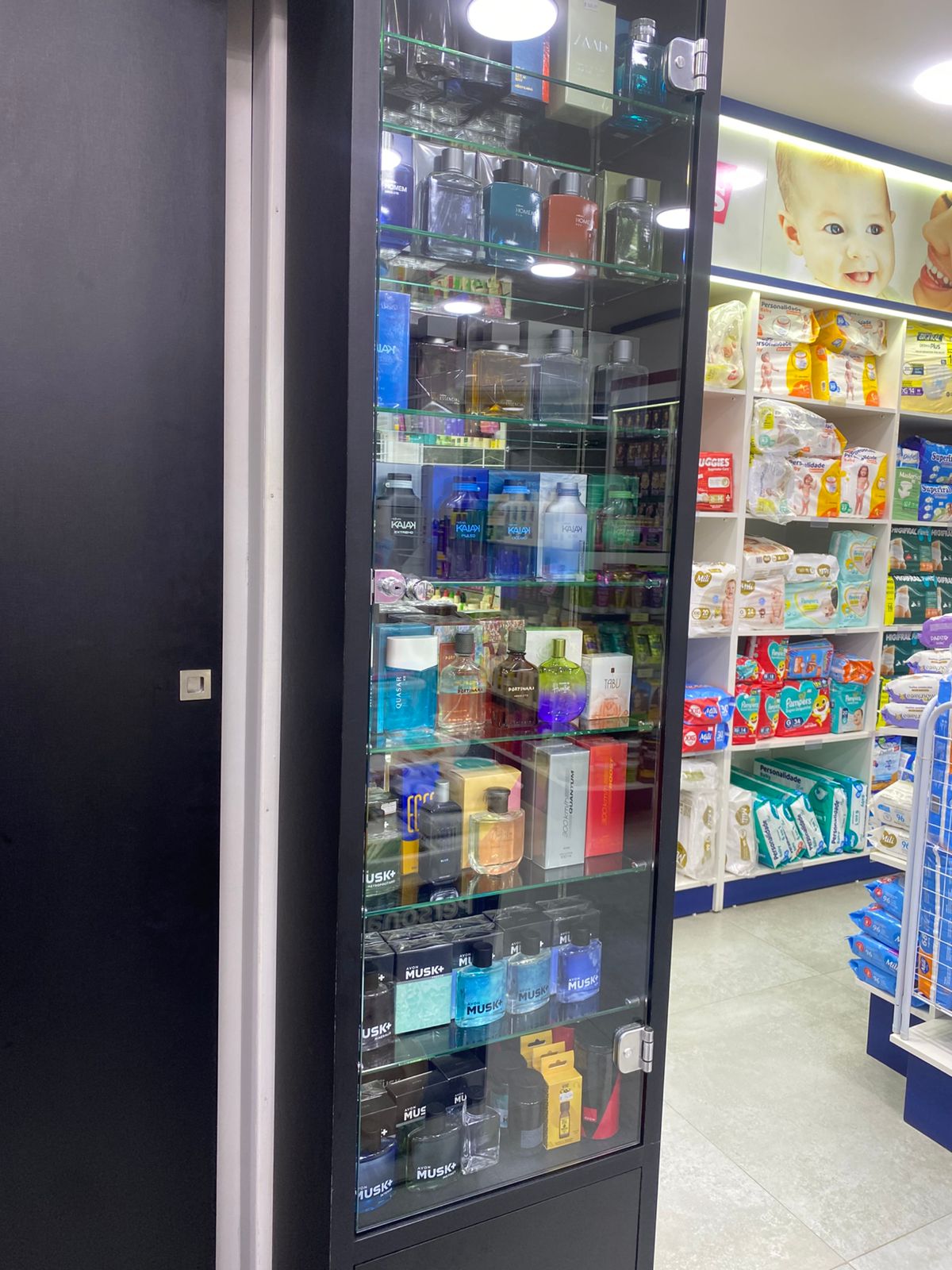 Vitrine com produtos de cuidado pessoal